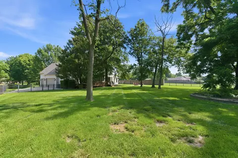 Exterior - 1610 W Caleb Ct, Springfield, MO 65810 photo 6 of 15