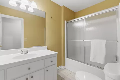 Bath - 1610 W Caleb Ct, Springfield, MO 65810 photo 6 of 7