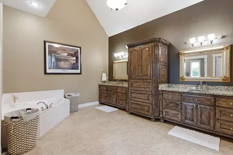Bath - 1610 W Caleb Ct, Springfield, MO 65810 photo 2 of 7