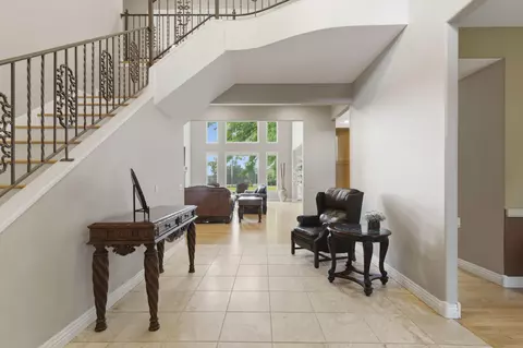 Entry Way - 1610 W Caleb Ct, Springfield, MO 65810 photo 2 of 8
