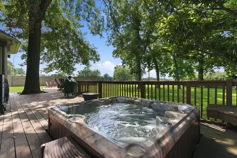 Exterior - 1610 W Caleb Ct, Springfield, MO 65810 photo 8 of 15