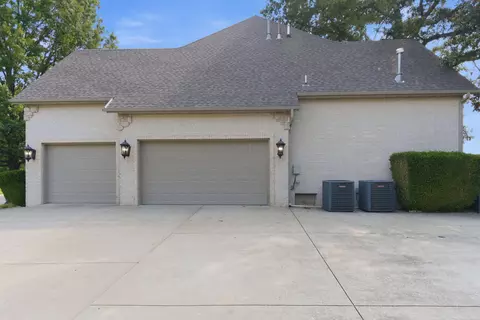 Exterior - 1610 W Caleb Ct, Springfield, MO 65810 photo 11 of 15