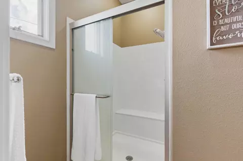 Bath - 1610 W Caleb Ct, Springfield, MO 65810 photo 4 of 7