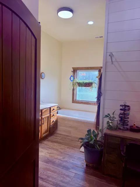 Bath - 574 E Dade 102, Everton, MO 65646 photo 3 of 11