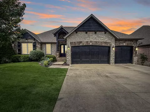 827 E Beaufort St, Nixa, MO 65714