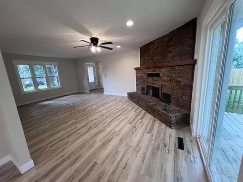 Living - 3852 S Hillcrest Ave, Springfield, MO 65807 photo 4 of 4