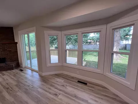 Living - 3852 S Hillcrest Ave, Springfield, MO 65807 photo 3 of 4