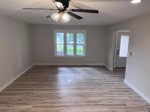 Living - 3852 S Hillcrest Ave, Springfield, MO 65807 photo 2 of 4