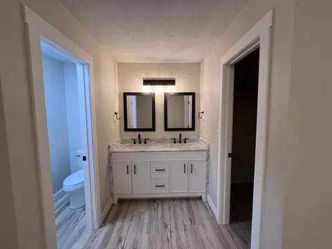 Bath - 3852 S Hillcrest Ave, Springfield, MO 65807 photo 3 of 4