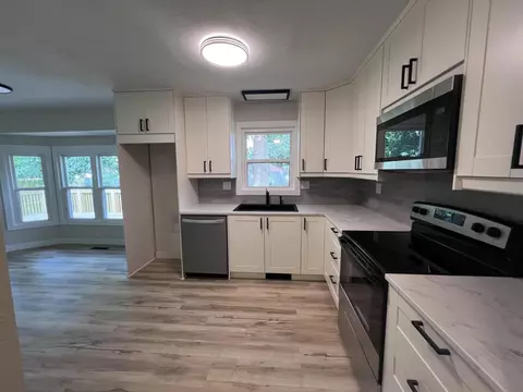Kitchen - 3852 S Hillcrest Ave, Springfield, MO 65807 photo 2 of 4
