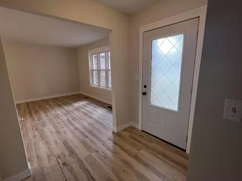 Entry Way - 3852 S Hillcrest Ave, Springfield, MO 65807 photo 2 of 2