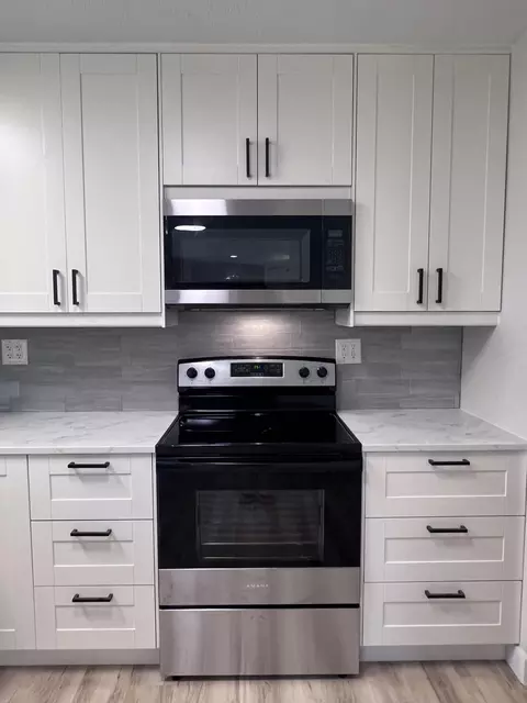Kitchen - 3852 S Hillcrest Ave, Springfield, MO 65807 photo 4 of 4