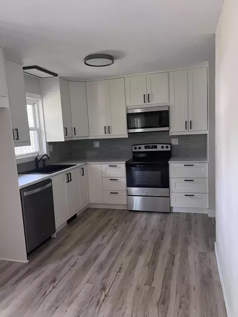 Kitchen - 3852 S Hillcrest Ave, Springfield, MO 65807 photo 3 of 4