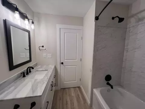 Bath - 3852 S Hillcrest Ave, Springfield, MO 65807 photo 1 of 4