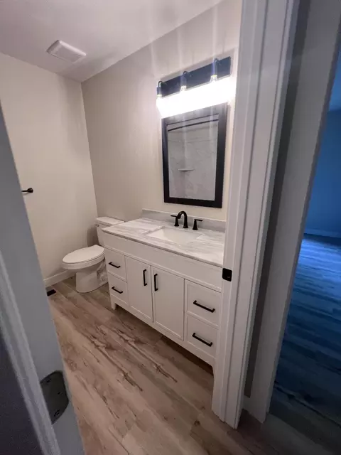 Bath - 3852 S Hillcrest Ave, Springfield, MO 65807 photo 2 of 4