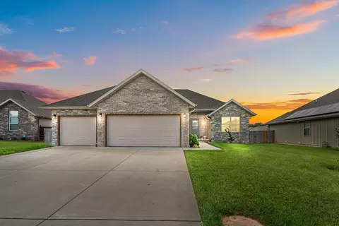 673 N Maplewood Hills Rd, Nixa, MO 65714