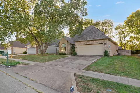 Exterior - 1113 S Carriage Ave, Springfield, MO 65809 photo 3 of 9