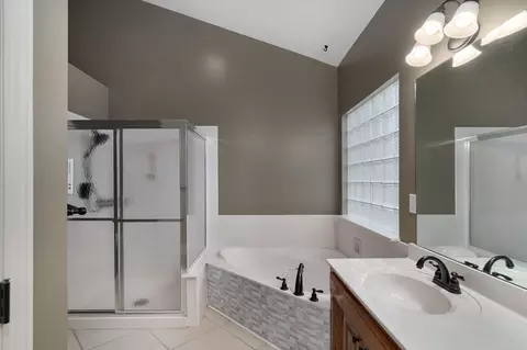Bath - 1113 S Carriage Ave, Springfield, MO 65809 photo 2 of 3