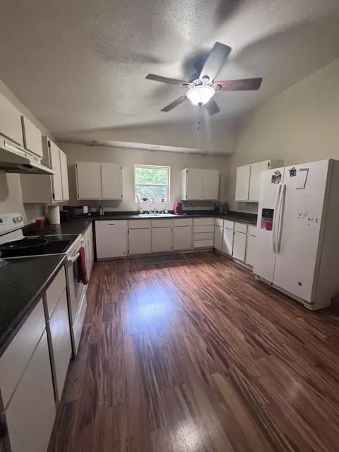 Kitchen - 951 E County Road 206, Alton, MO 65606 photo 1 of 1