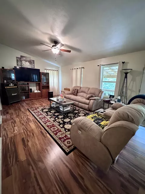 Living - 951 E County Road 206, Alton, MO 65606 photo 3 of 4