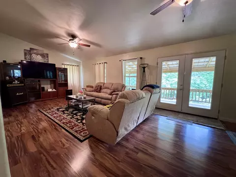 Living - 951 E County Road 206, Alton, MO 65606 photo 2 of 4