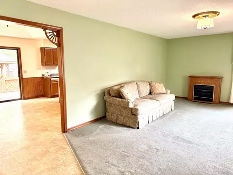 Living - 801 E 16th St, Mountain Grove, MO 65711 photo 2 of 3