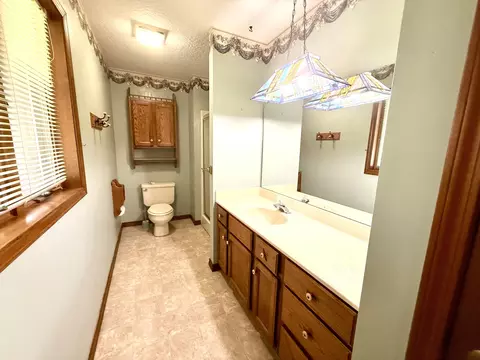 Bath - 801 E 16th St, Mountain Grove, MO 65711 photo 4 of 5