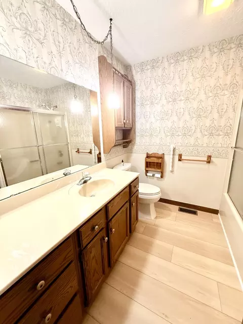 Bath - 801 E 16th St, Mountain Grove, MO 65711 photo 3 of 5