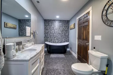 Bath - 806 Sunset Rd, Branson, MO 65616 photo 1 of 4