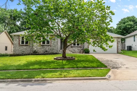 2082 W Arlington St, Springfield, MO 65810 photo 3