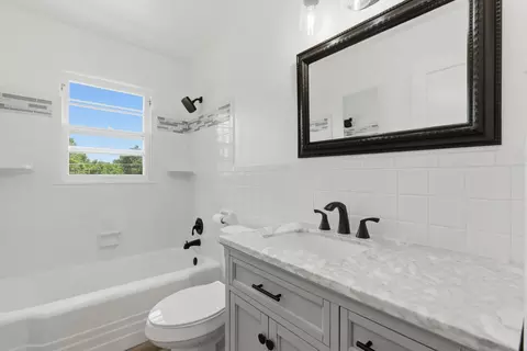Bath - 341 Shadowrock Dr, Forsyth, MO 65653 photo 1 of 2