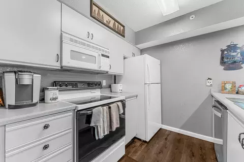 Kitchen - 200 Golf View Dr #12, Branson, MO 65616 photo 4 of 4