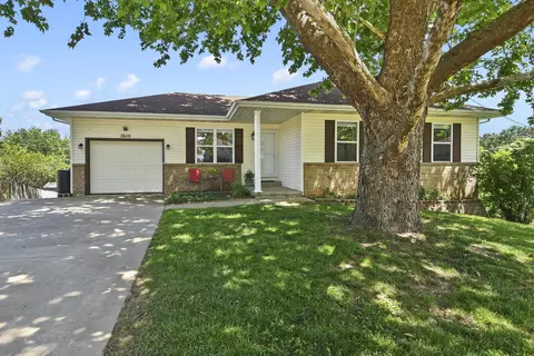 Exterior - 2610 S Lilac St, Ozark, MO 65721 photo 2 of 18