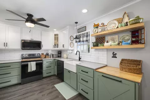 Kitchen - 2451 S Hillside Dr, Springfield, MO 65804 photo 2 of 3