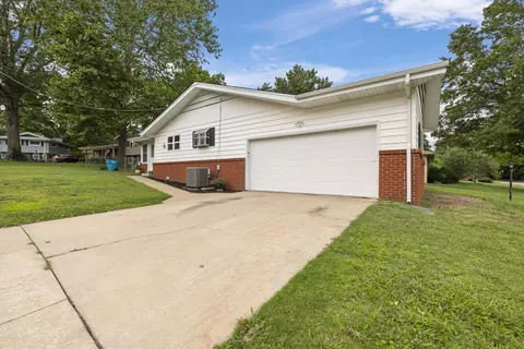 Exterior - 2451 S Hillside Dr, Springfield, MO 65804 photo 4 of 13