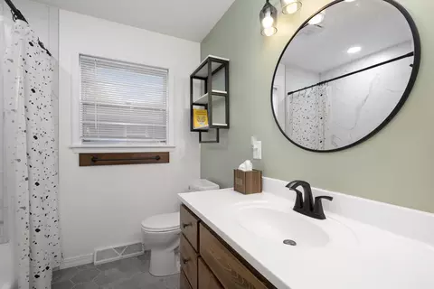 Bath - 2451 S Hillside Dr, Springfield, MO 65804 photo 3 of 4