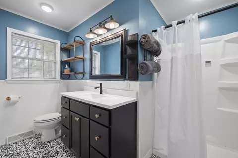 Bath - 2451 S Hillside Dr, Springfield, MO 65804 photo 2 of 4