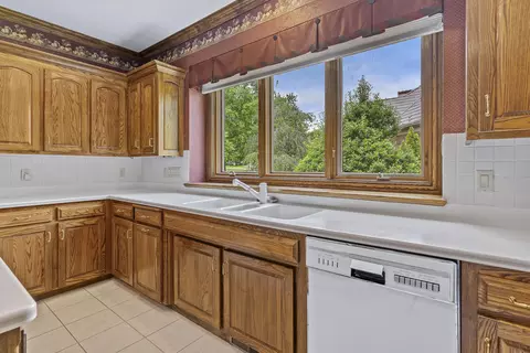 Kitchen - 5418 S Castlebay Dr, Springfield, MO 65809 photo 3 of 5