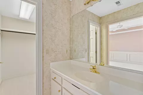 Bath - 5418 S Castlebay Dr, Springfield, MO 65809 photo 11 of 12