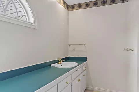 Bath - 5418 S Castlebay Dr, Springfield, MO 65809 photo 6 of 12