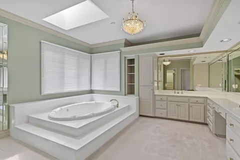 Bath - 5418 S Castlebay Dr, Springfield, MO 65809 photo 2 of 12