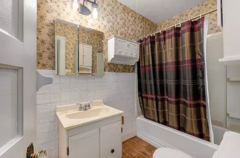 Bath - 2526 W Walnut St, Springfield, MO 65806 photo 1 of 1