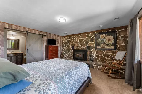 Bedroom - 500 Timberlane Point Rd, Branson, MO 65616 photo 4 of 4