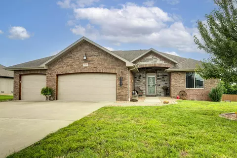 4418 Somerset Dr, Battlefield, MO 65619