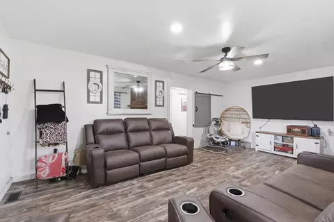 Entry Way - 502 S Pear St, Buffalo, MO 65622 photo 2 of 3