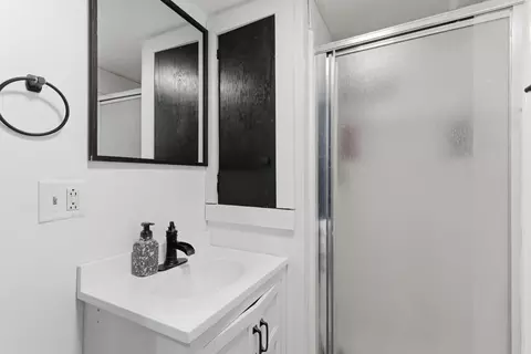 Bath - 502 S Pear St, Buffalo, MO 65622 photo 1 of 2