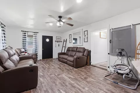 Entry Way - 502 S Pear St, Buffalo, MO 65622 photo 1 of 3