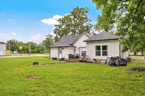 Exterior - 430 S Oak Ave, Aurora, MO 65605 photo 8 of 9