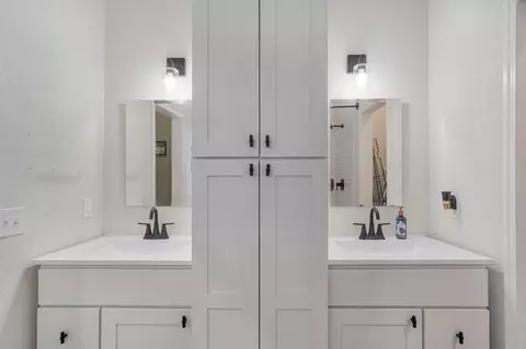 Bath - 430 S Oak Ave, Aurora, MO 65605 photo 3 of 3