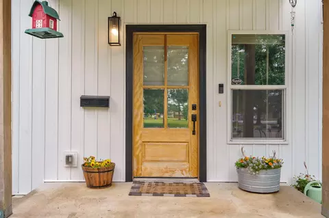 Entry Way - 430 S Oak Ave, Aurora, MO 65605 photo 1 of 3